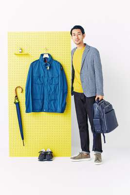He wears: jacket by Brooksfield, jumper by John Smedley, jeans by Prada, trainers by Church’s, backpack by Piquadro. On the board: watch by Cartier, jacket by Parajumpers, umbrella by Maehara Kouei Shouten, trainers by Woolrich