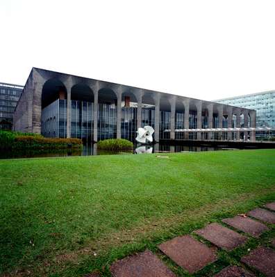 Main façade. The marble sculpture, ‘Meteoro’ (1966-67), is by Bruno Giorgi