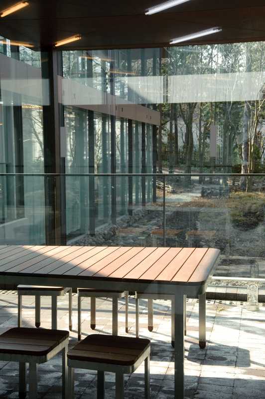 Glass walls make the most of natural surroundings