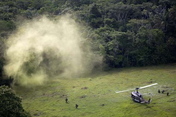 Jungla forces raid a coca base laboratory