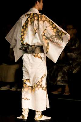 Cotton-silk crocodile patterned yukata for UA