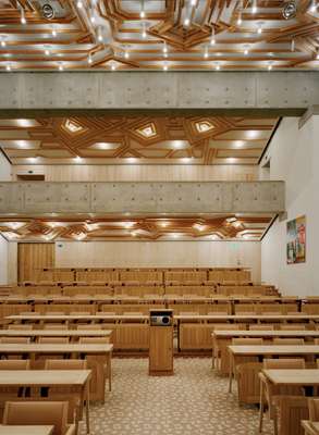 Lo-skolen conference hall with geometric ceiling reliefs