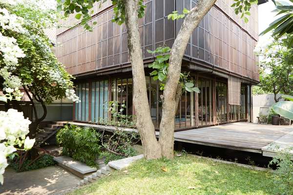 Boon Design’s Aurapin House is gently raised above the landscape