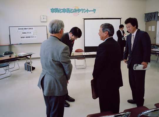 Talking with Nagasaki citizens after a meeting
