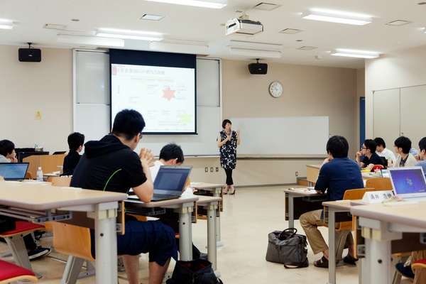 MBA students listen attentively to a lecture at Hitotsubasi University