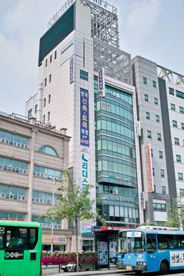 Multiple ‘hagwon’ signs in Noryangjin area of Seoul