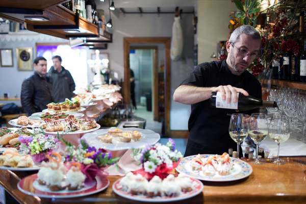 Esteban Ortega pours wine at Bergara