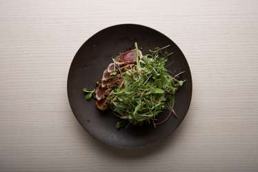 Seared tuna and green tea soba salad with wasabi jelly and tonburi