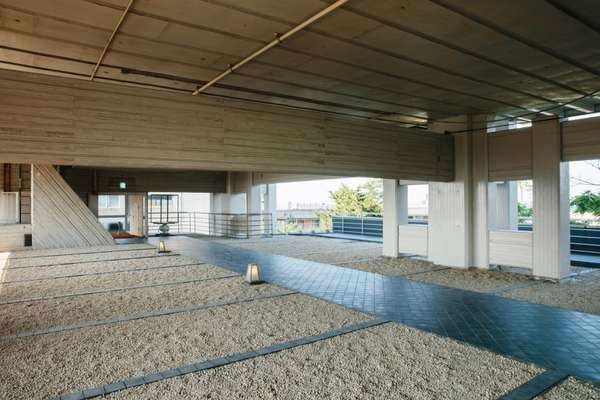 Fourth-floor gravel garden