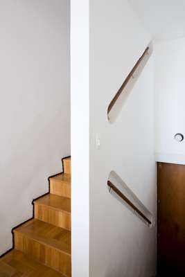 Play Arquitetura’s space-saving handrail design in Almeida’s duplex apartment