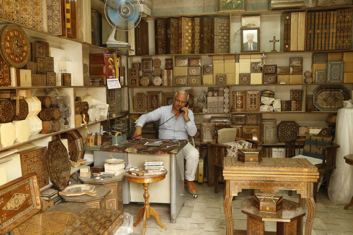 Craftsmen wait for the return of tourists