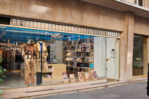 Beige Habilleur shopfront  in Paris