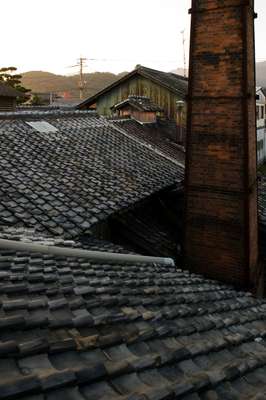 Tiled roof of the Koeigiku brewery