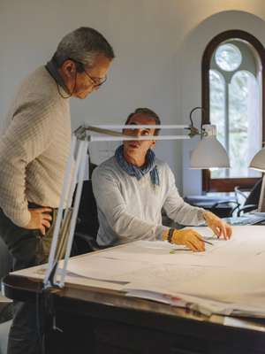 Gabor Somssich in discussion with a colleague 