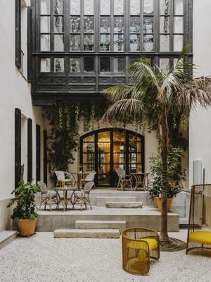 Entrance courtyard with a view to the garden 