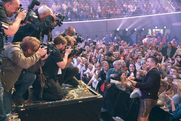 Andreas Gabalier, stalked by cameras