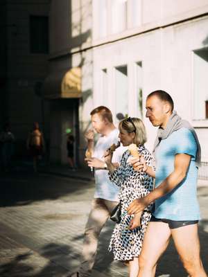 For instant seaside, just add short shorts – are they Russian perhaps?