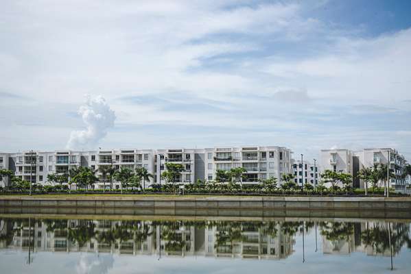 Mid-range apartments on Serena del Mar’s central waterway