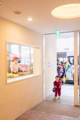 Children arriving for the day at Obama Kodomoe