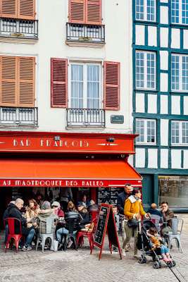 Traditional bars invite outdoor apéros 