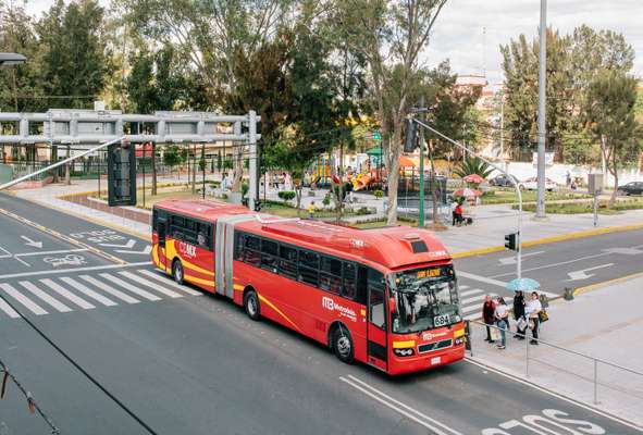 Metrobús on one of the 'calles completas'