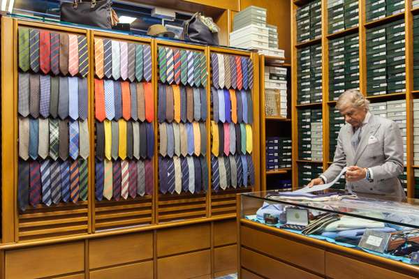 Petronius ties at Al Bazar