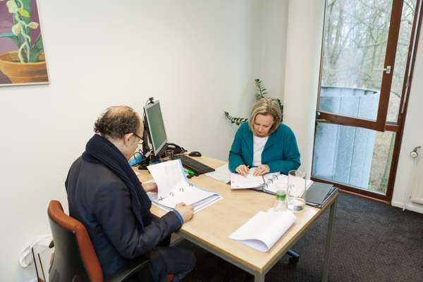 German art historian Daniel Koep in session with his Dutch teacher Edith Denisse