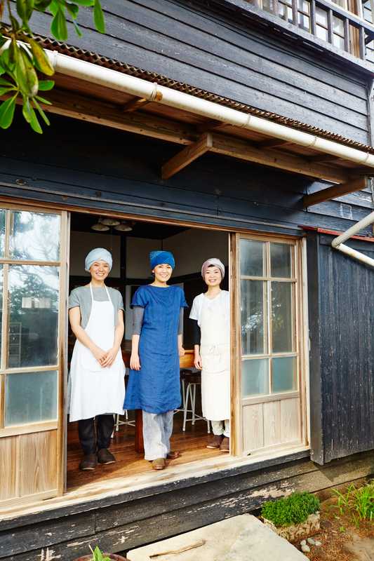 Hiroko Shirasaki (middle) and her assistants at Shirasaki’s cooking class
