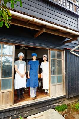 Hiroko Shirasaki (middle) and her assistants at Shirasaki’s cooking class
