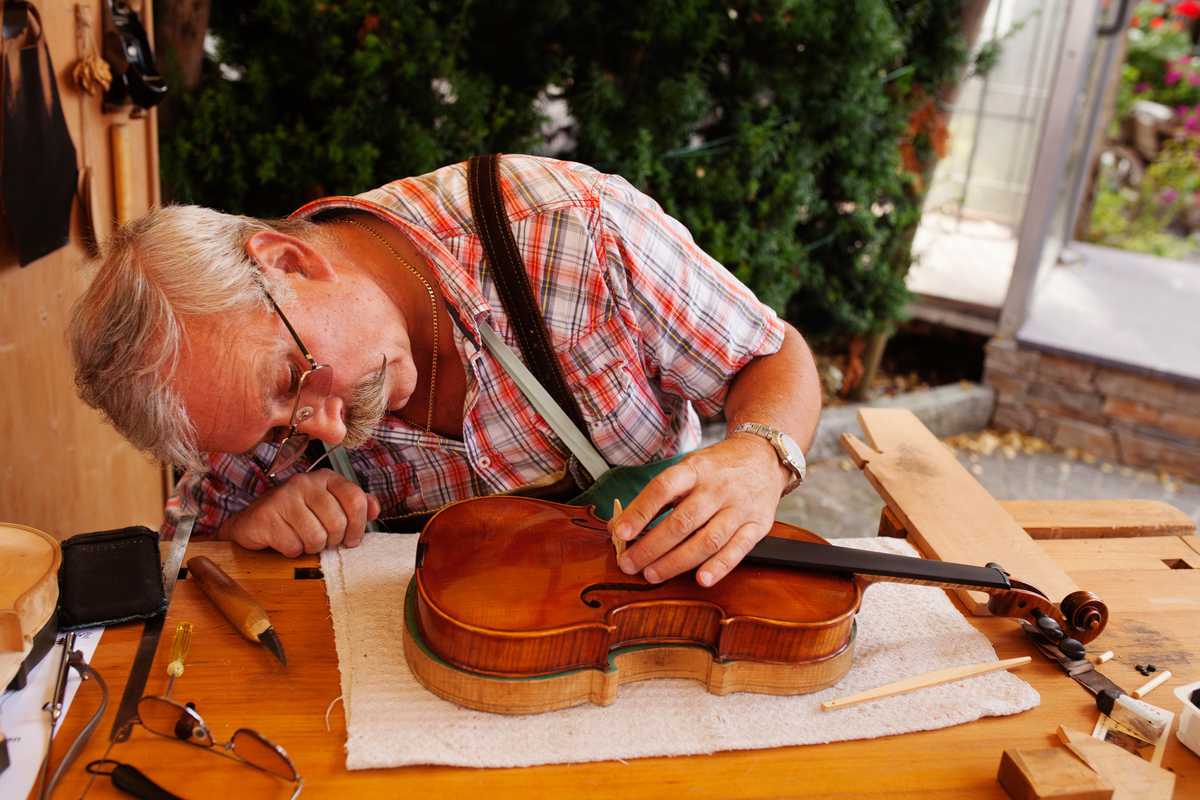 01. Fiddle-maker Wolfgang Kozak