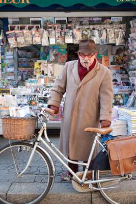 Client in front of Prestinari newsstand
