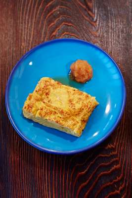 Tamagoyaki with 'daikon' radish and soy sauce