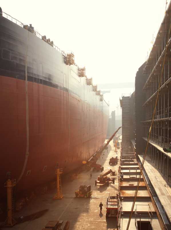 VLCC and LLNG in the No.1 Dock at DSME