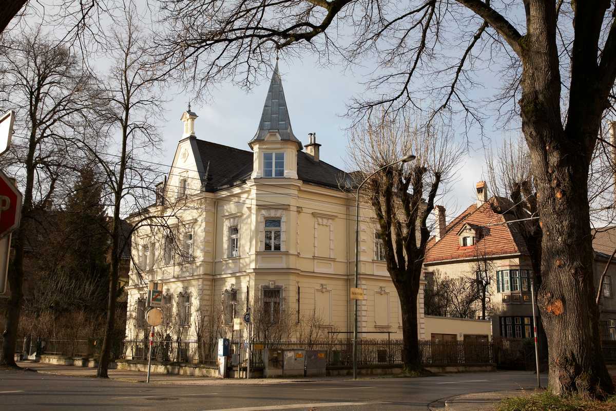 A detached mansion on the corner of Bienerstrasse and Falkstrasse