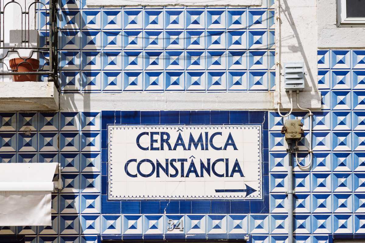 Sign in Olival Street pointing to the Constância ceramics factory