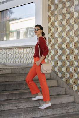 Jumper by Sunspel, trousers by Gucci, shoes by Santoni, sunglasses by Oliver Peoples, bag by Tod’s
