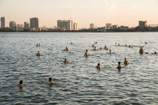 Hanoians swim in Tay Ho Lake 