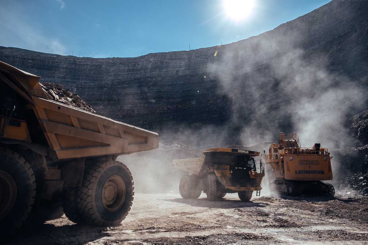 Ore extraction by 90-tonne Belaz trucks at Nyurbinskaya 