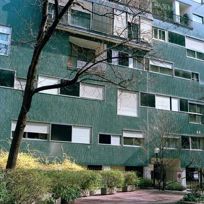 Clinker tile façade and uneven windows in Via Ippolito Nievo