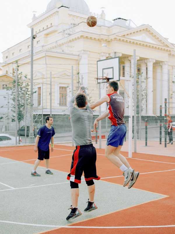 Basketball players in front of a synagogue 