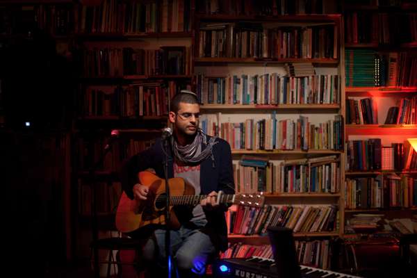 Ohad Darshan sings at the Ashan Hazman bar