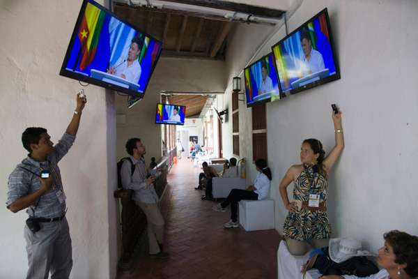 Screens locked to President Santos’s summit speech