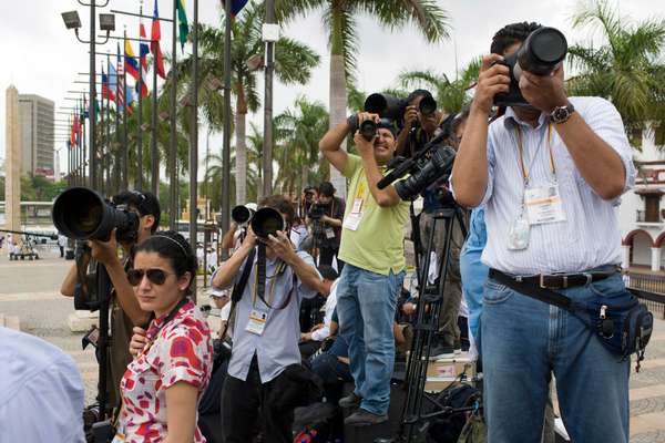 The press corps captures the arrival of the heads of state