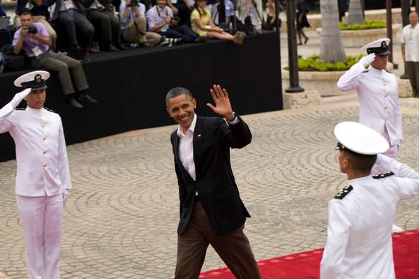 Barack Obama arrives at the Cartagena summit