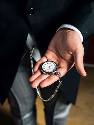 Pocket watch – a crucial buttling accessory 