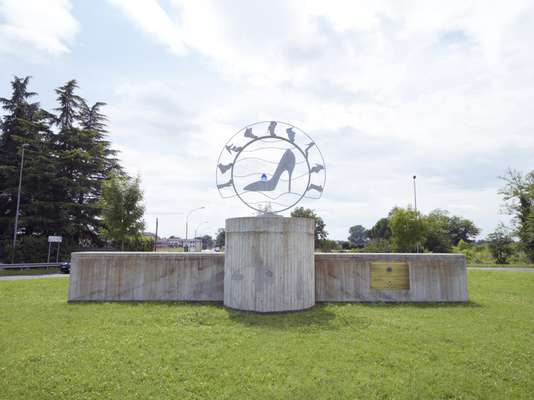 Monument to Parabiago's shoe district