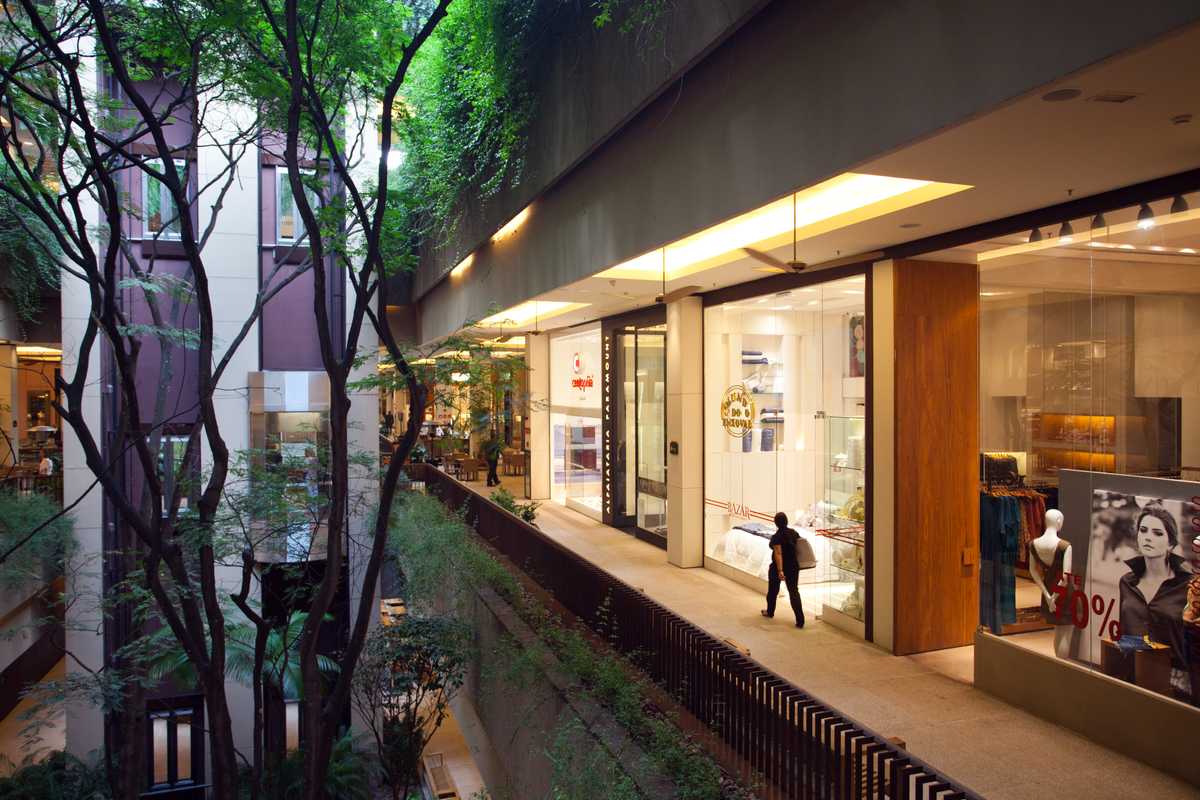 Open shopping balconies at Cidade Jardim