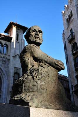A controversial statue of Francesc Cambó, a conservative politician who had championed Catalan independence, being unveiled. It was sculpted by artist Victor Ochea. 