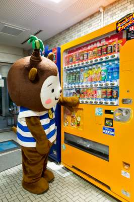 Muu-chan at a vending machine
