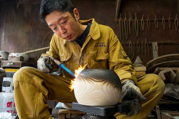 Iwamoto Kiyoshi Shouten's Kensuke Uchida works with paulownia wood